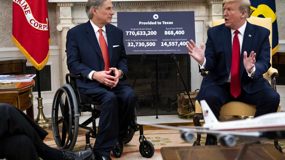 Presidentti Trump ja Teksasin kuvernööri Greg Abbot tapaavat Valkoisessa talossa presidentin virkahuoneessa. Abbott istuu pyörätuolissa Trump puhuu. 