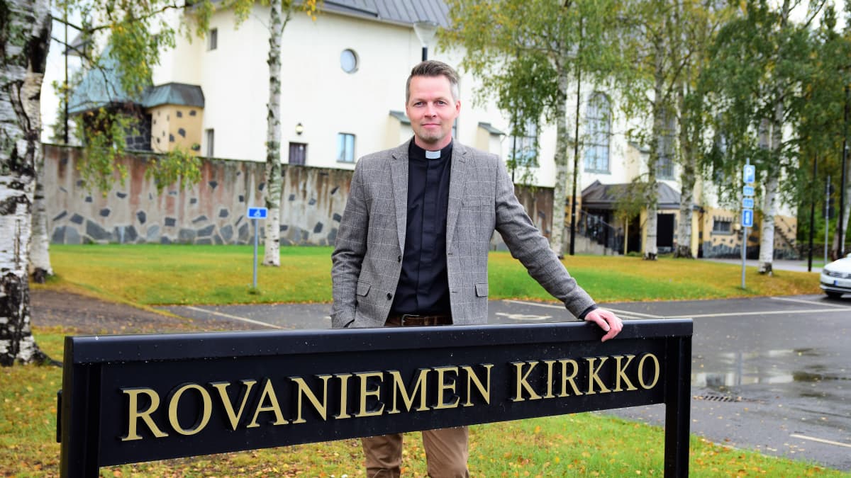 kirkkoherraehdokas Ilari Kinnunen Rovaniemen kirkon edessä