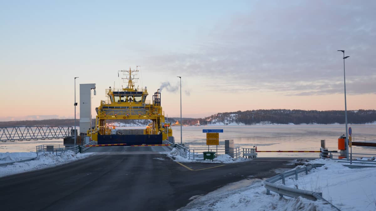 Hybridfärjan Elektra ligger vid Lillmälö färjfäste på vintern