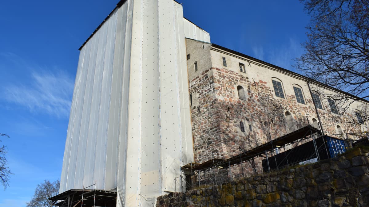 Turun linnan torni korjaustöiden vuoksi hupussa