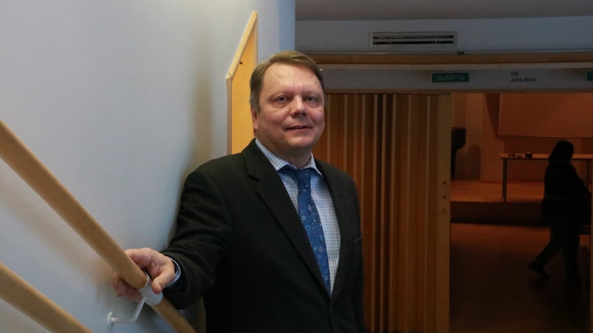 Valtimon viimeinen kunnanjohtaja Kyösti Korhonen poseeraa Valtimo-talolla.