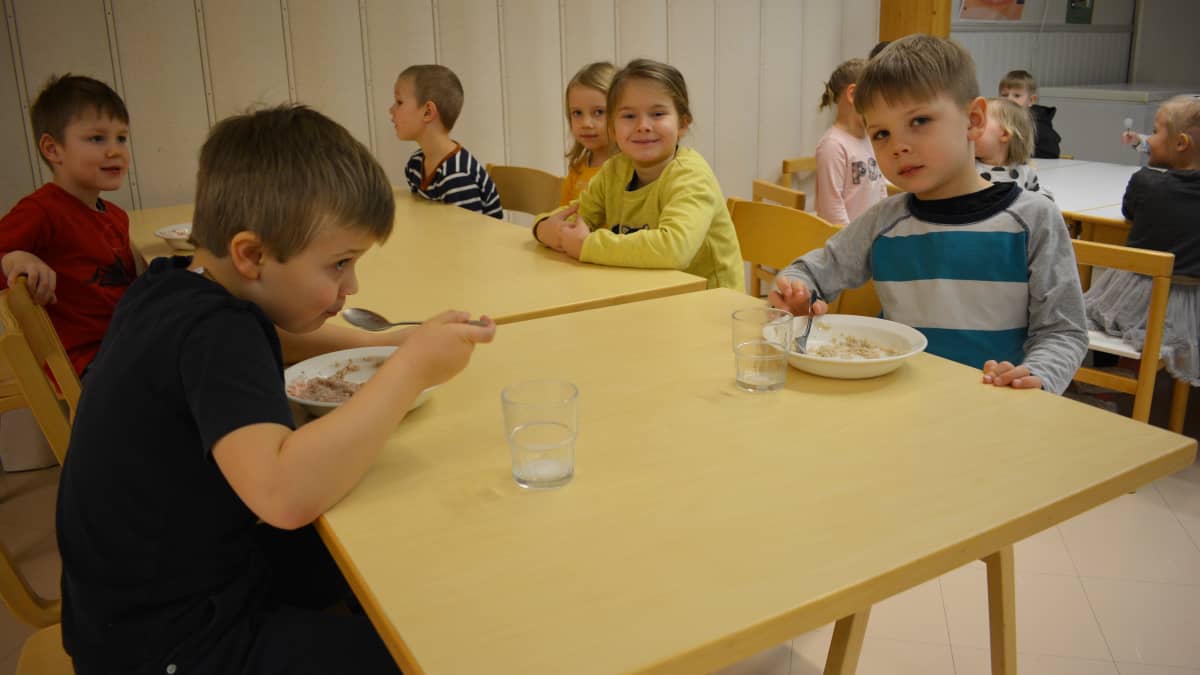 Lapset syövät aamupalaa.