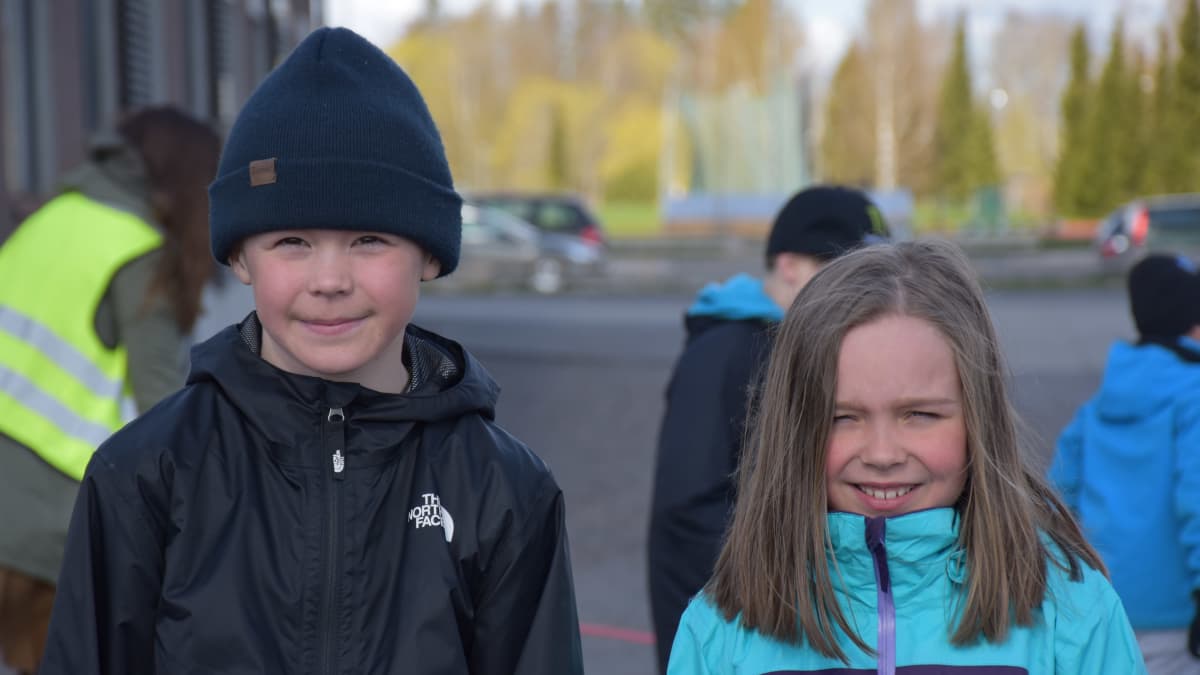 Kolmosluokkalaiset Maks Talzi ja Meea Lehto olivat kaivanneet koulussa käymistä.