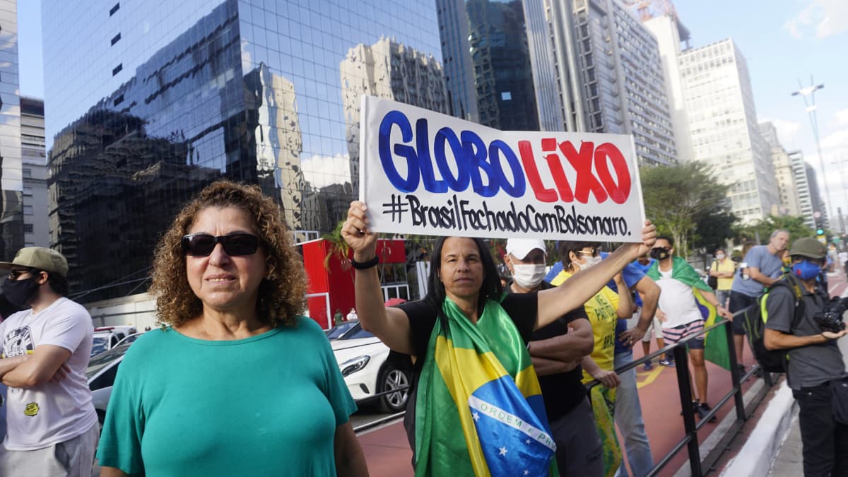 Brasilian presidentin Jair Bolsonaron kannattajia osoittaa mieltään São Paulossa 21. kesäkuuta. Mielenosoittajat vaativat korkeimman oikeuden lakkauttamista ja armeijan väliintuloa.