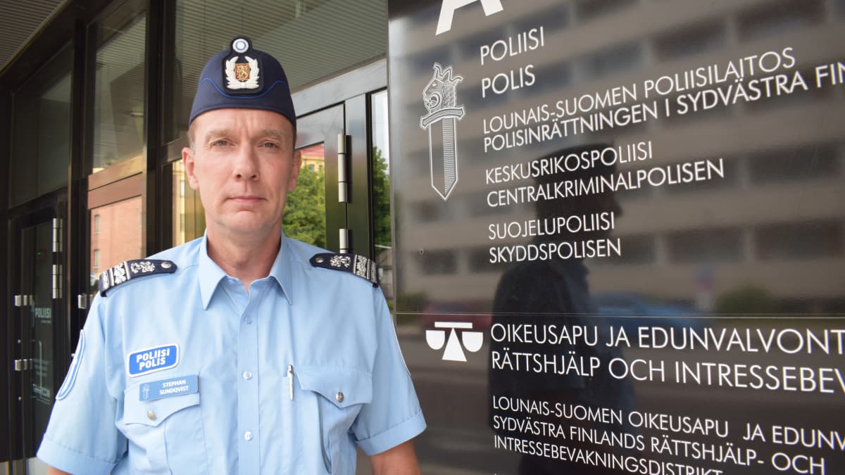 Ylikomisario Stephan Sundqvist Turun pääpoliisiaseman edessä.
