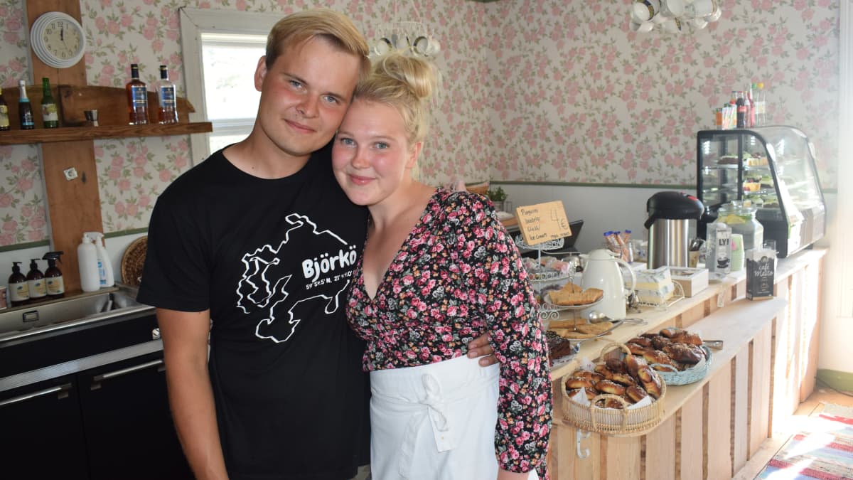 Santeri Knaapinen ja Tiian Kaartovuori Björkön kantatilan keittiössä. 