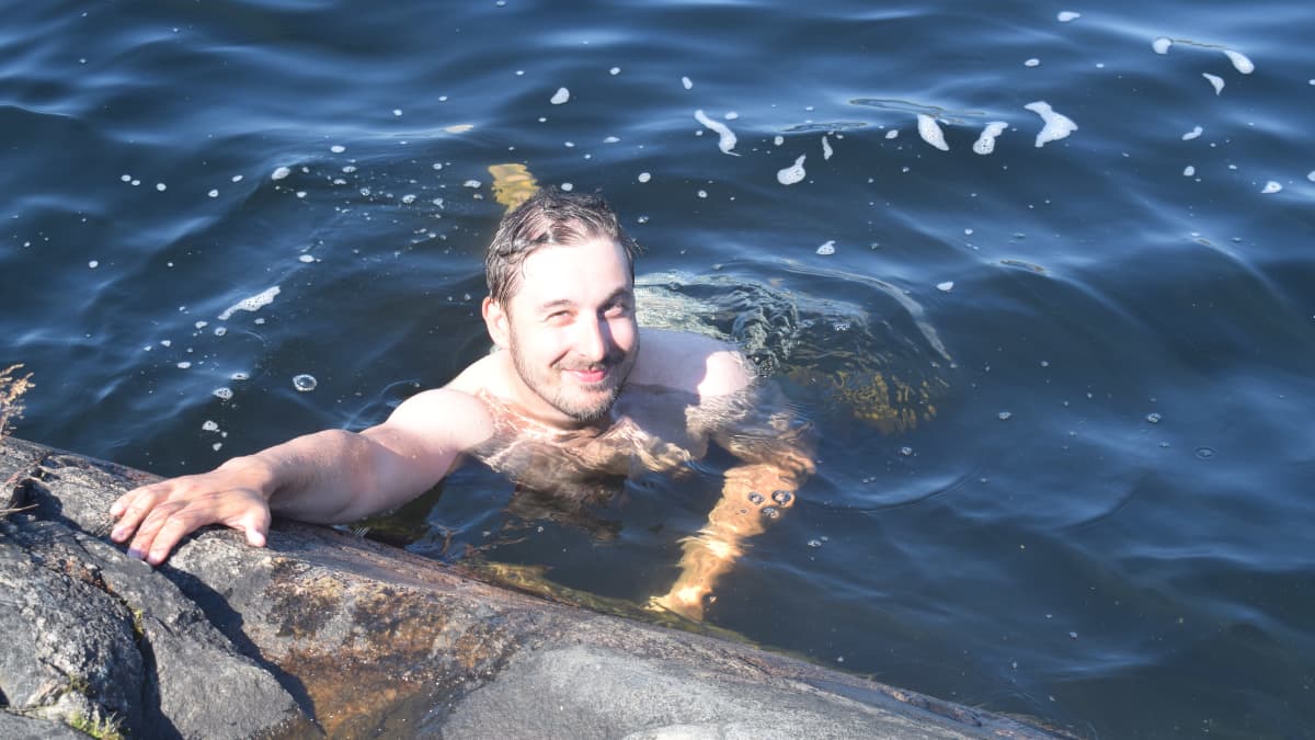 Eetu Niemi ui Björkön sisäjärvessä.