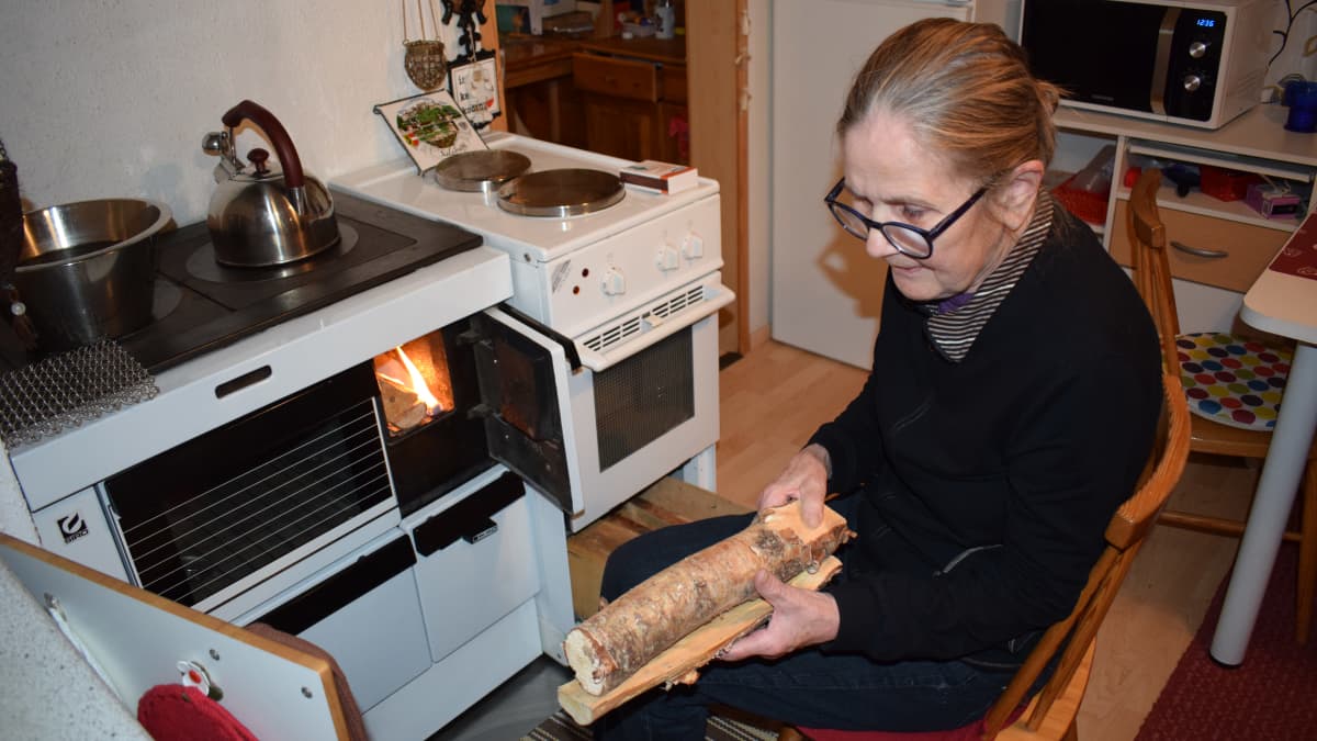 Soile Salonen esittelee ostamiaan koivuklapeja.