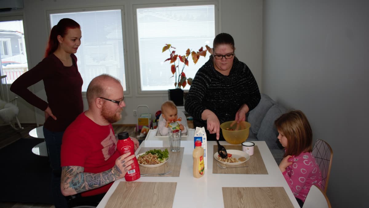 Neliraajahalvaantuneen Petri Hörkön apuna on avustaja Sanna-Kaisa Helmi.