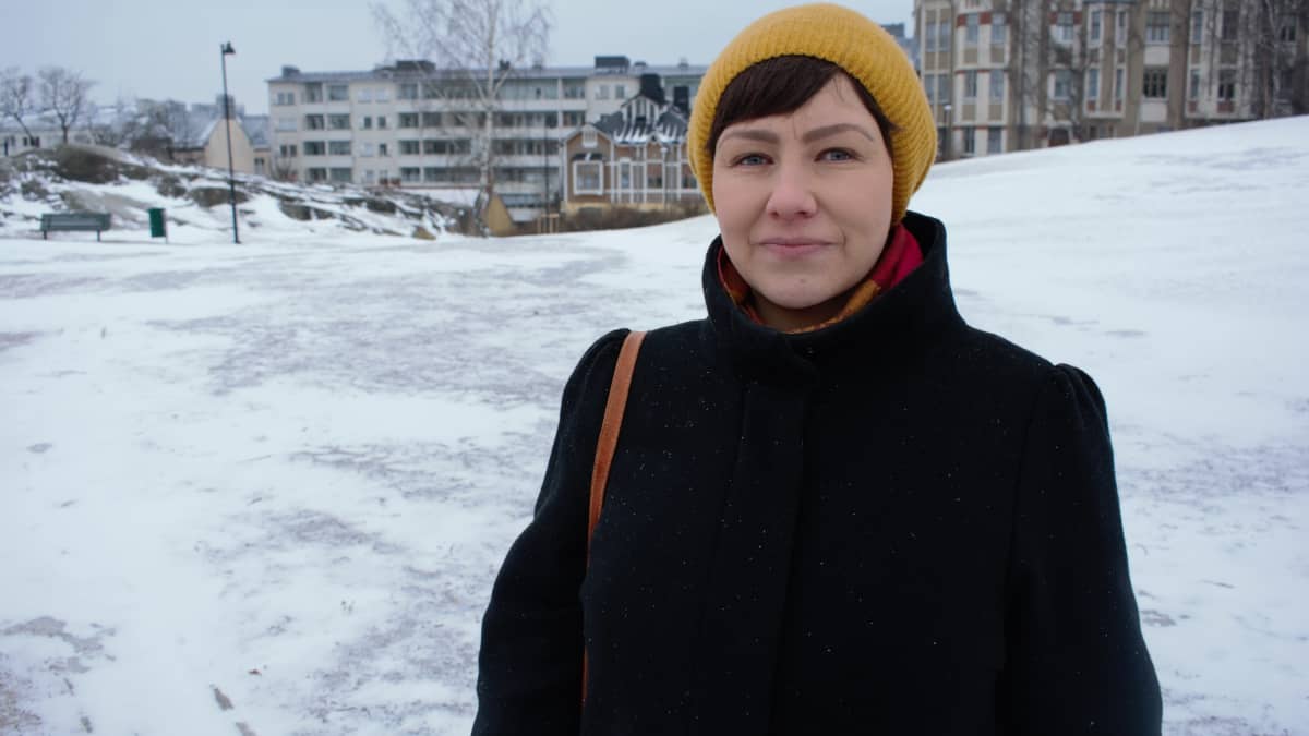 Tutkija Johanna Latva Turun Puolalanpuistossa. 