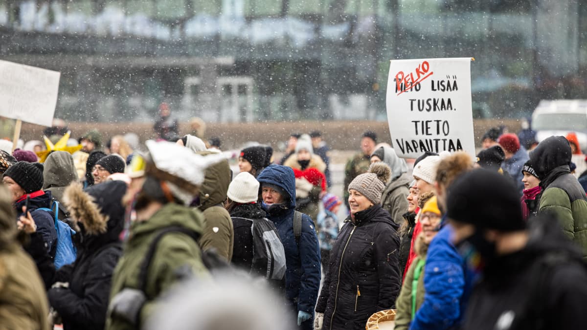 Mielenosoittajia kylttien kanssa.