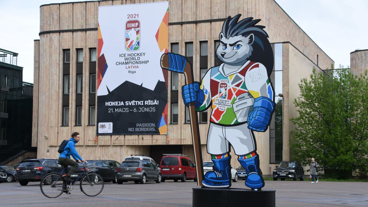 Jääkiekon MM-kisojen siilimaskotti näkyy Riian katukuvassa ympäri keskustaa.