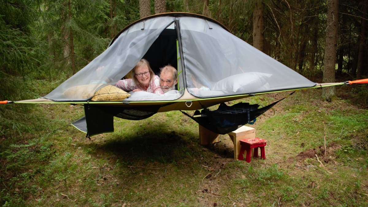 Ulla ja Jari Helmisaari kokeilivat puussa olevassa teltassa nukkumista Loimaan Virttaalla.