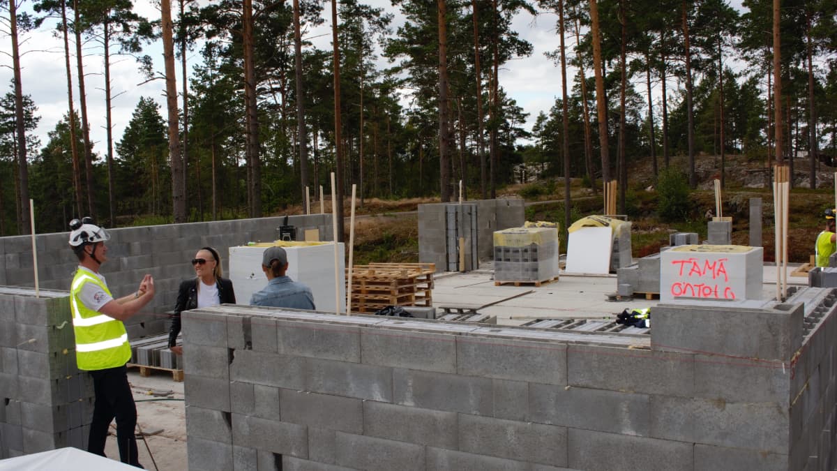 Betonitalo rakenteilla Naantalin 2022 asuntomessuilla.