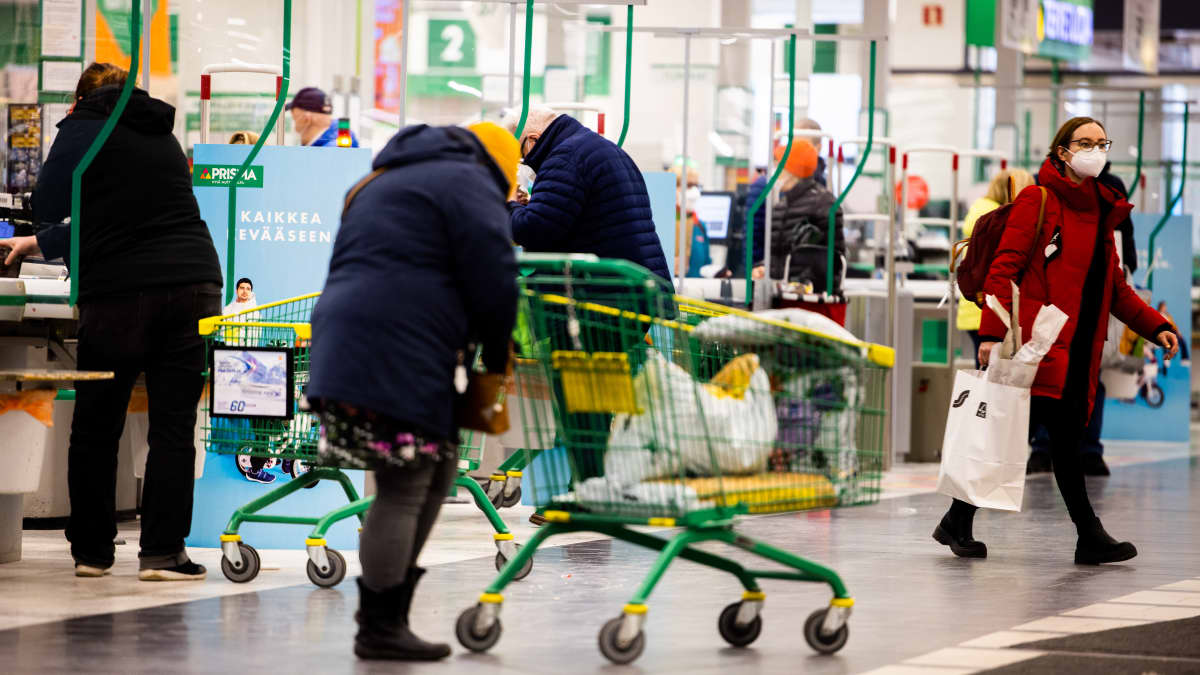Asiakkaita ruokakaupan kassoilla.