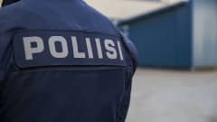 Poliisi univormussaan.