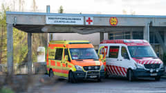 Ambulansseja Porvoon päivystyspoliklinikan edessä.