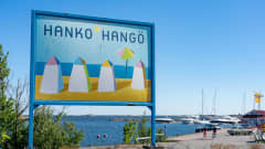 Hanko-kyltti rannalla.