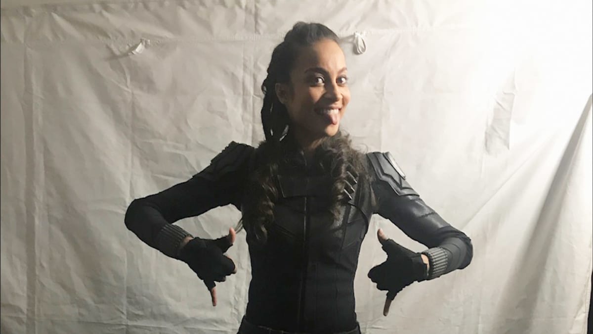 Lauren Okadigbo poseeraa kuvauksissa 