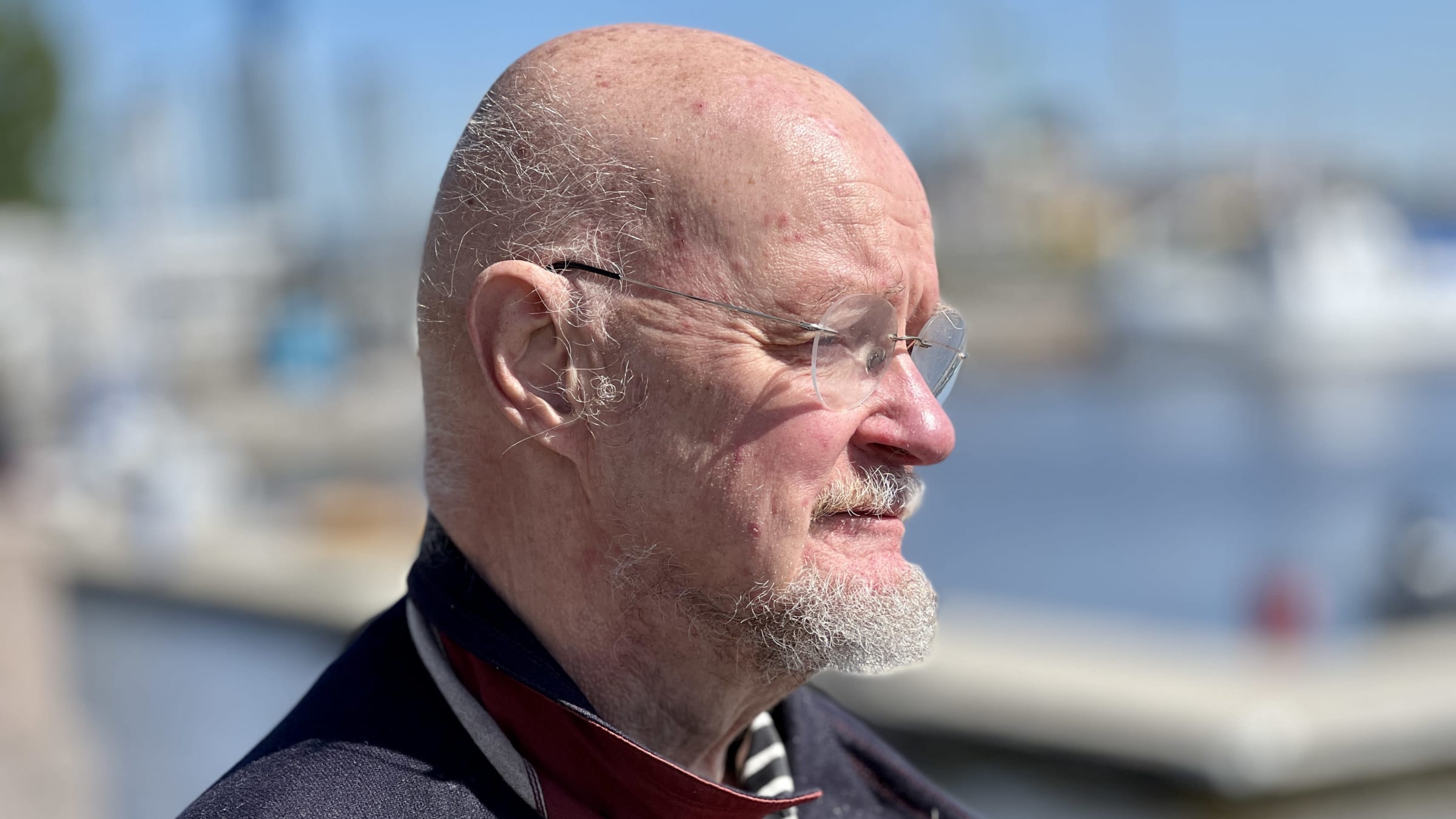 Vihreiden entinen puheenjohtaja Osmo Soininvaara aurinkoisessa Kruununhaassa Helsingissä.