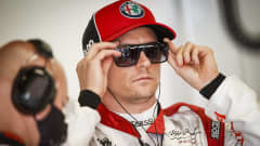 Kimi Räikkönen tar på sig solglasögonen.