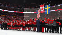 Kanadan pelaajat juhlivat jääkiekon nuorten MM-kultaa vuonna 2018 Buffalossa.