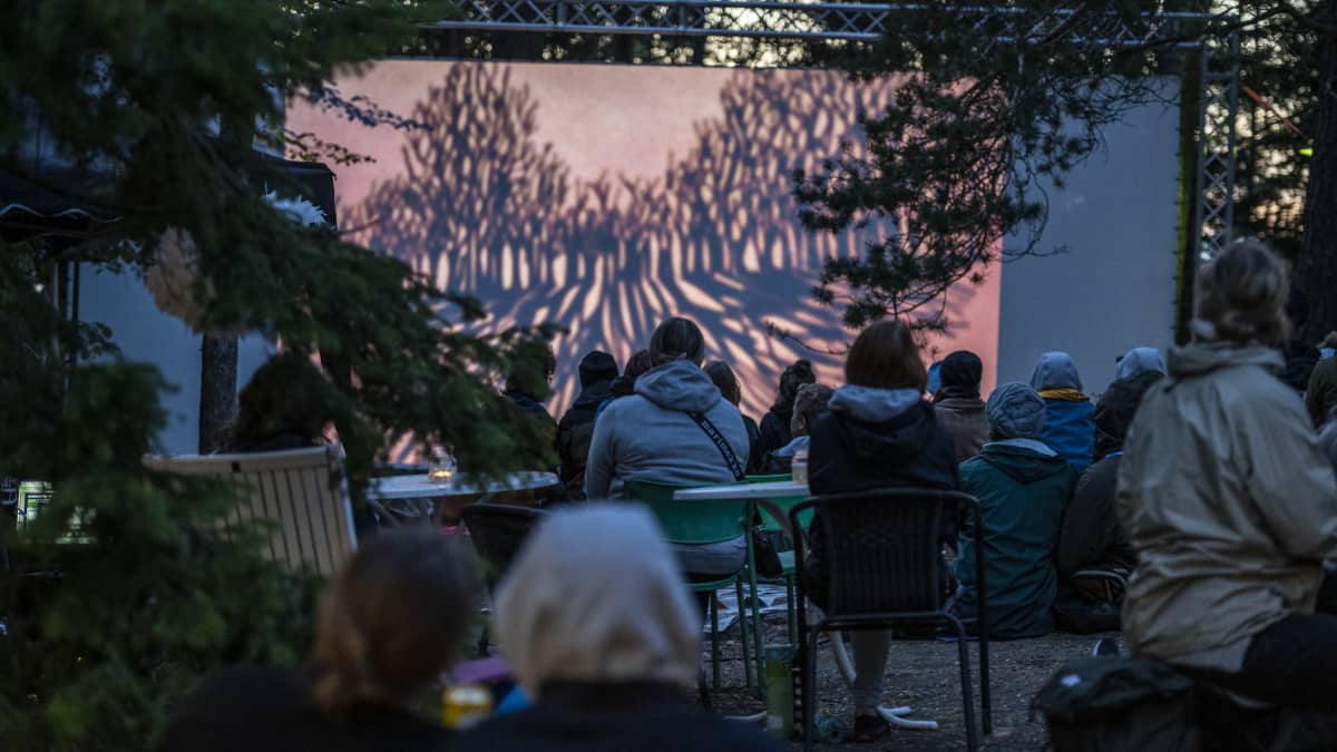 Savonlinnan kansainvälinen luontoelokuvafestivaali SINFFin ulkoilmanäytös vuodelta 2021 Sulosaaressa