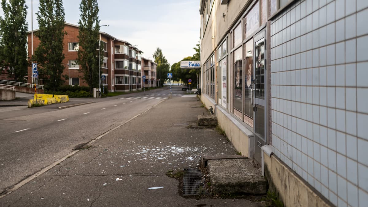 Jethro Rostedtiinkin yhdistetty kauppakeskus Kauppalinna rapistuu Savonlinnan keskellä ilkivallan vuoksi.