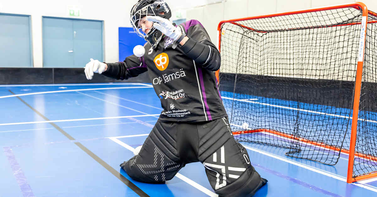 Koulujen liikuntasalit ovat usein liian pieniä salibandyyn – Jämsässä seinät piti pehmustaa sarjapelejä varten