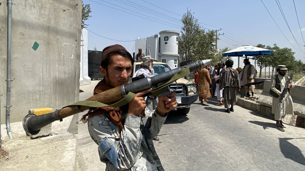 Taliban-sotilas pitää raketinheitintä kädessään Afganistanin sisäministeriön edessä Kabulissa. 