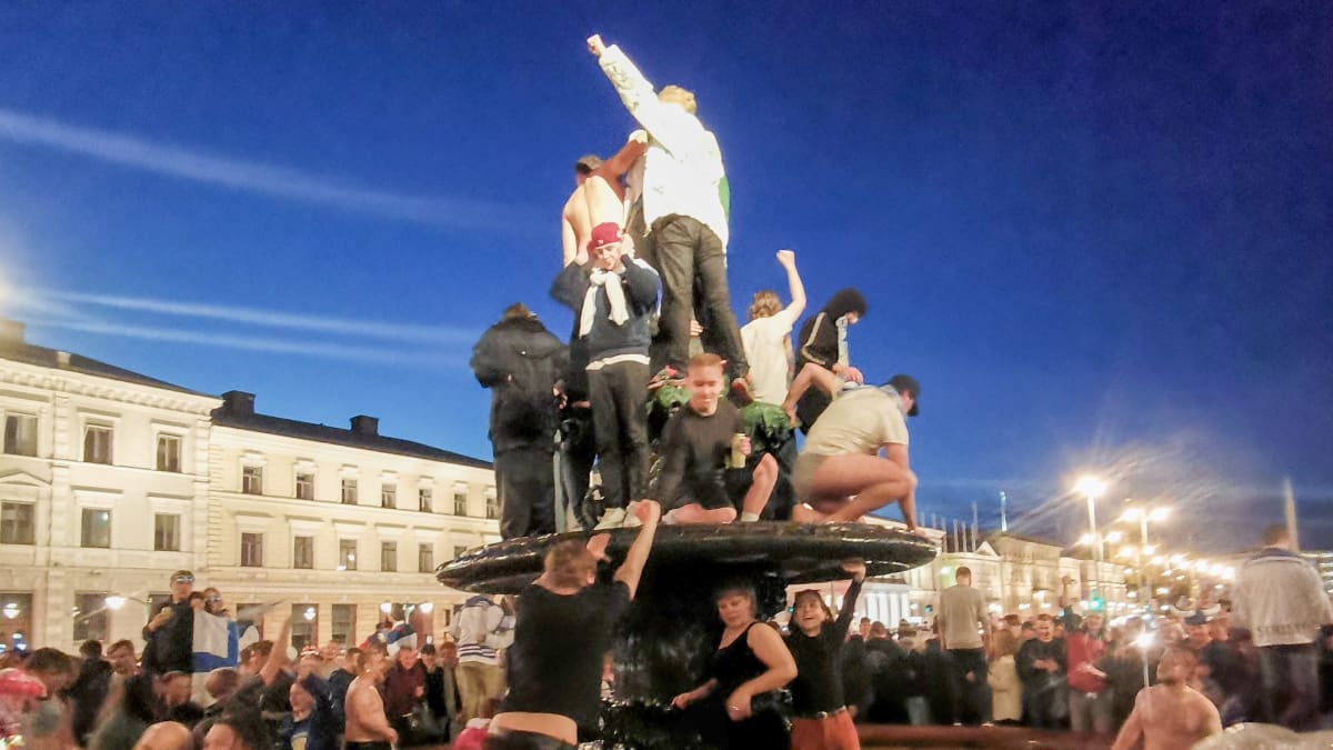 Ihmiset kiipeilivät Havis Amanda patsaan päälle leijonien voitettua MM-kultaa 2022.