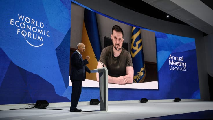   Klaus Schwab vid World Economic Forum (WEF) välkomnade Ukrainas president Volodymyr Zelenskyj som talade via videolänk vid kongresscentret under mötet i Davos den 23 maj 2022. 
