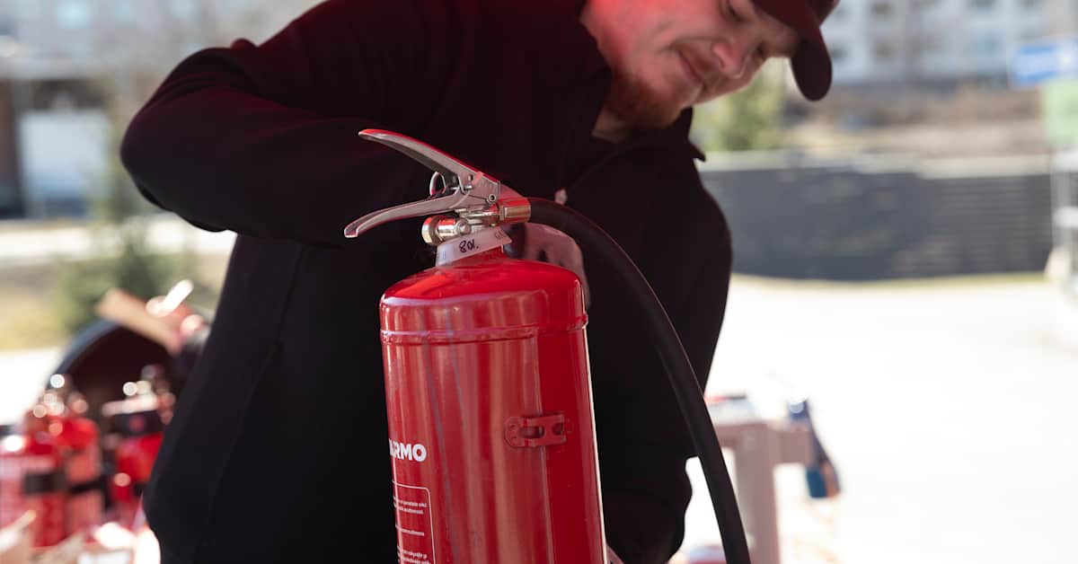 Siilinjärvellä ihmiset toivat satoja käsisammuttimia tarkistukseen – 40 vuotta vanha laite ei enää kelvannut