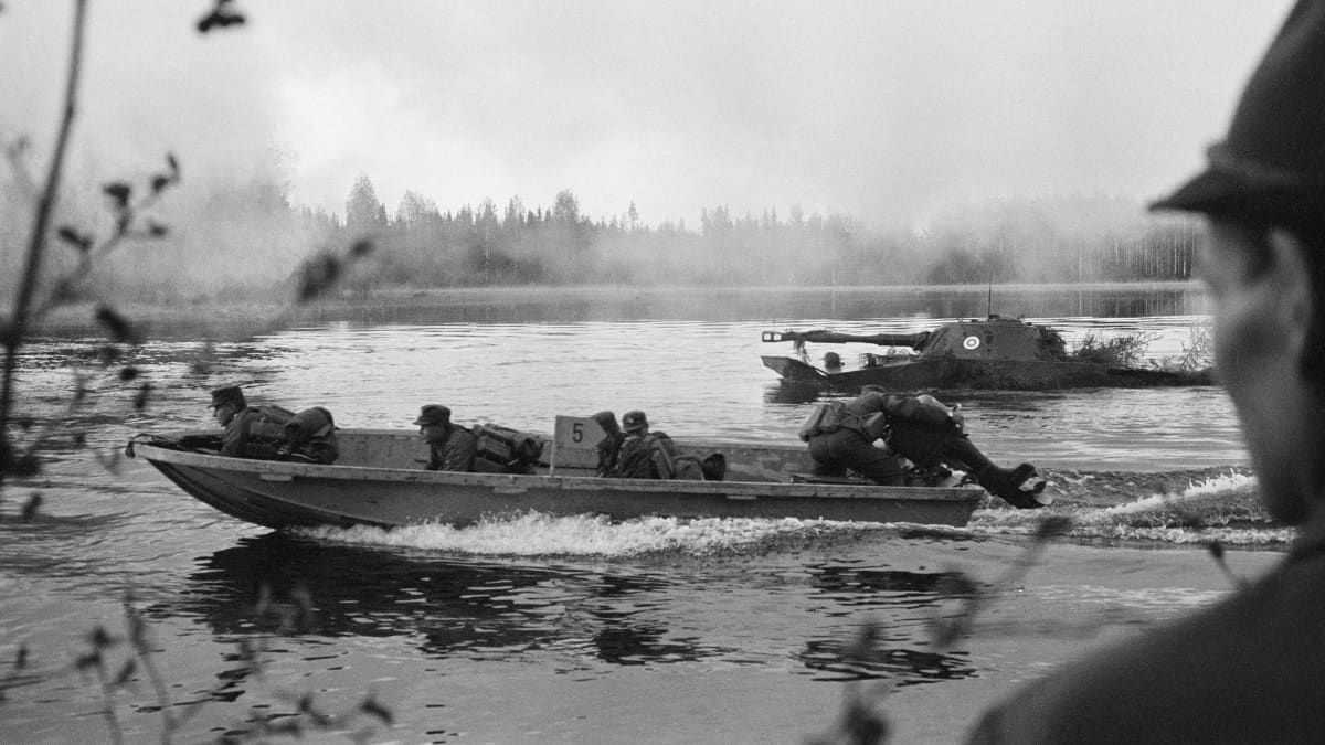 Syöksyveneitä ja panssariajoneuvoja vedessä puolustusvoimien harjoituksessa. 