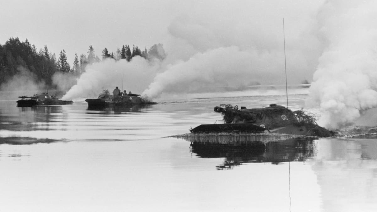 Panssariajoneuvoja vedessä Puolustusvoimien harjoituksessa.