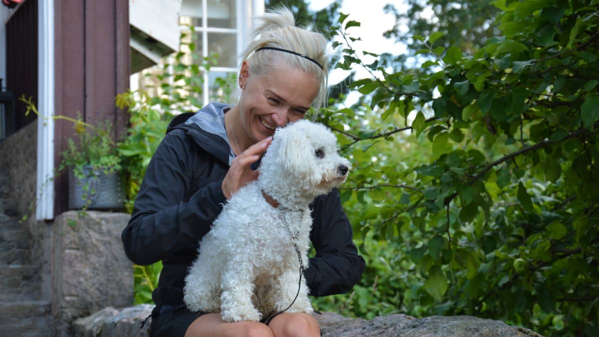 Michaela Lindström med hunden.