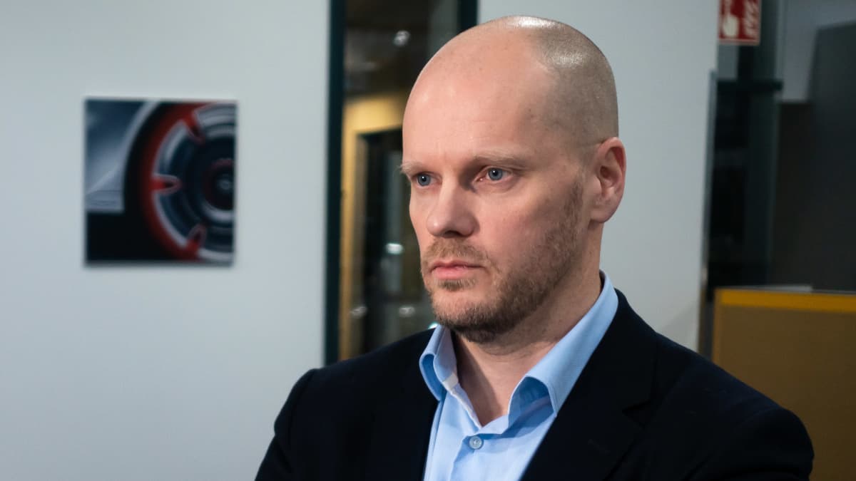 Länsiauto Driven toimitusjohtaja Petri Aarnio Herttoniemen liikkeessään.