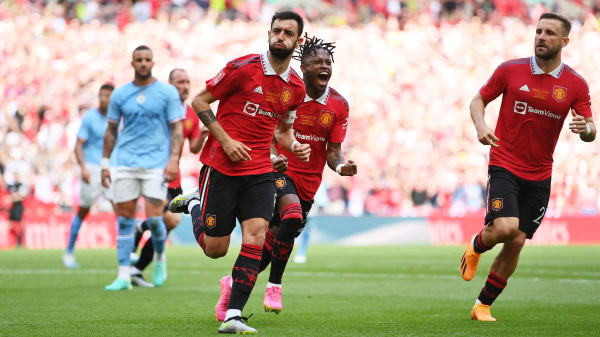 Bruno Fernandes, Aaron Wan-Bissaka ja Luke Shaw juhlivat Fernandesin 1–1-tasoitusta FA-cupin finaalissa.