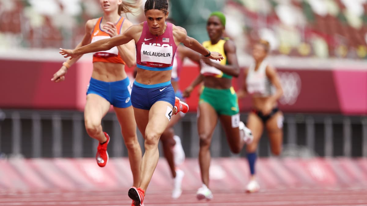 Sydney McLaughlin juoksee 400 metrin aitajuoksun maailmanennätyksen.