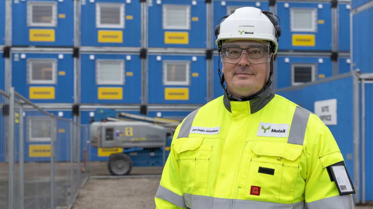 Metsä Groupin Kemin biotuotetehtaan projektijohtaja Jari-Pekka Johansson Pajusaaren tehtaan työmaalla