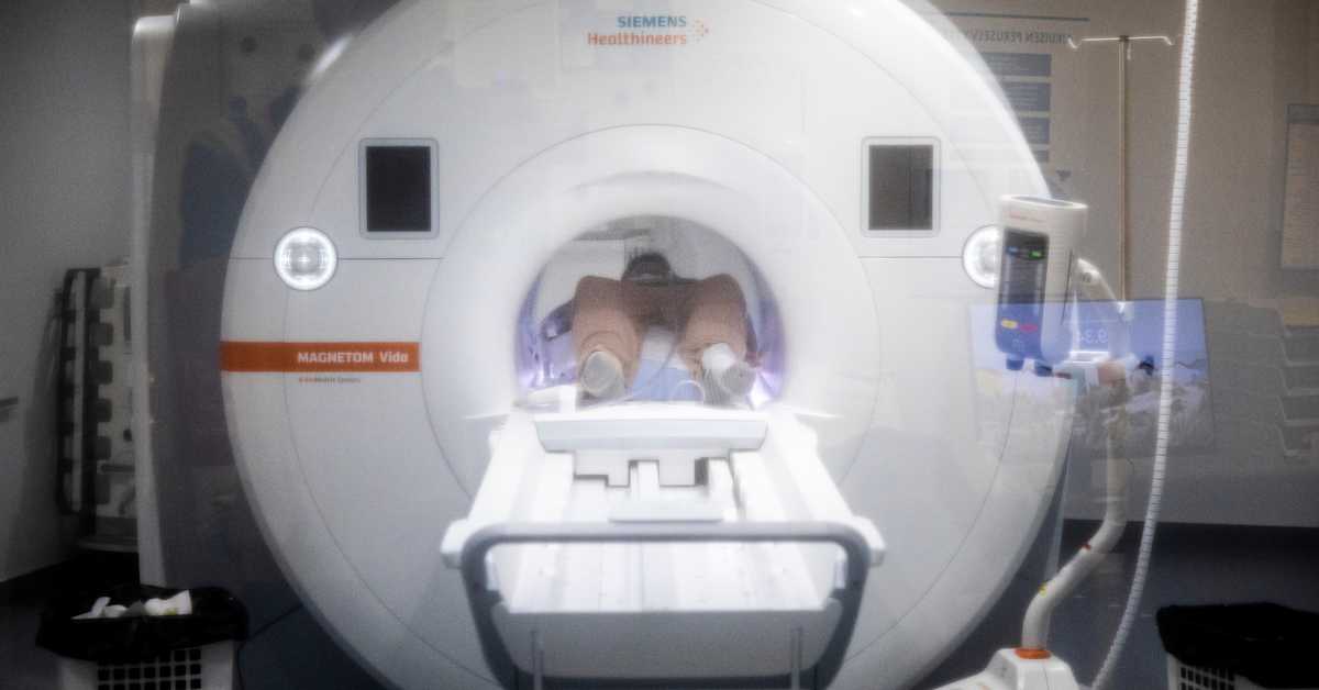 Potilaan nukuttaminen magneettikuvauksen ajaksi on harvinaista – neljä keskeistä kuvaukseen liittyvää kysymystä