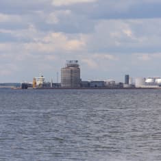 Haminan sataman LNG-terminaali kuvattuna Haminan Hylksaarelta.