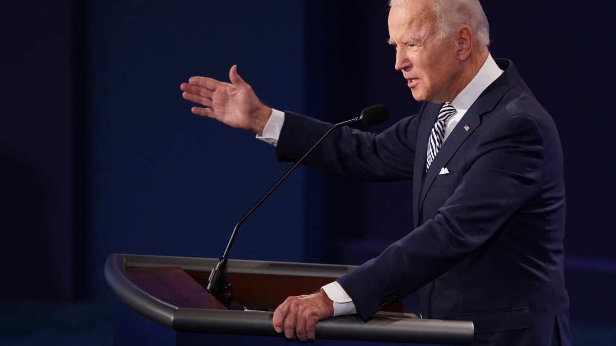 Presidenttiehdokas Joe Biden puhuu vaaliväittelyssä. Biden tehostaa puhettaan ylös nostetulla oikealla kädellä. 