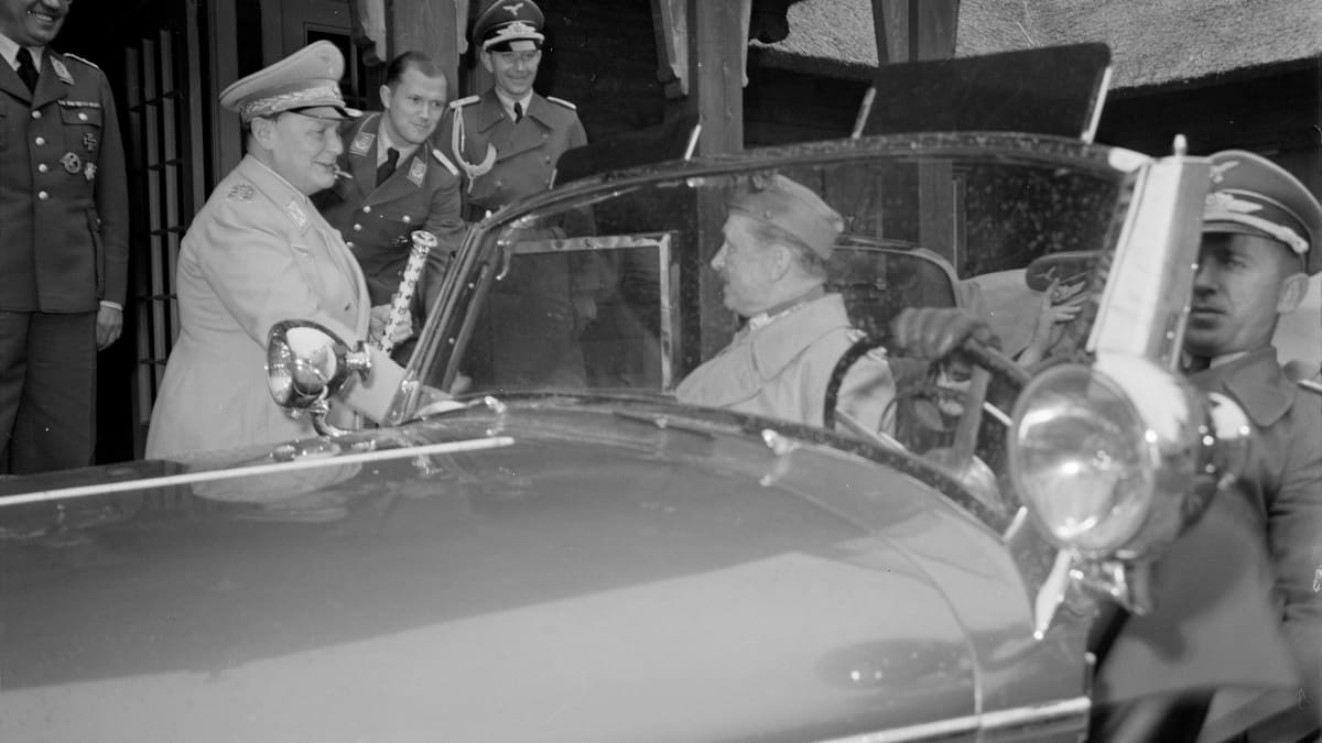 Mannerheim seurueineen matkalla Saksassa, tapaa Hitlerin ym. Valtakunnanmarsalkka Hermann Göring saattamassa Suomen marsalkka Mannerheimia tämän vierailtua metsästysmajalla Itä-Preussissa.