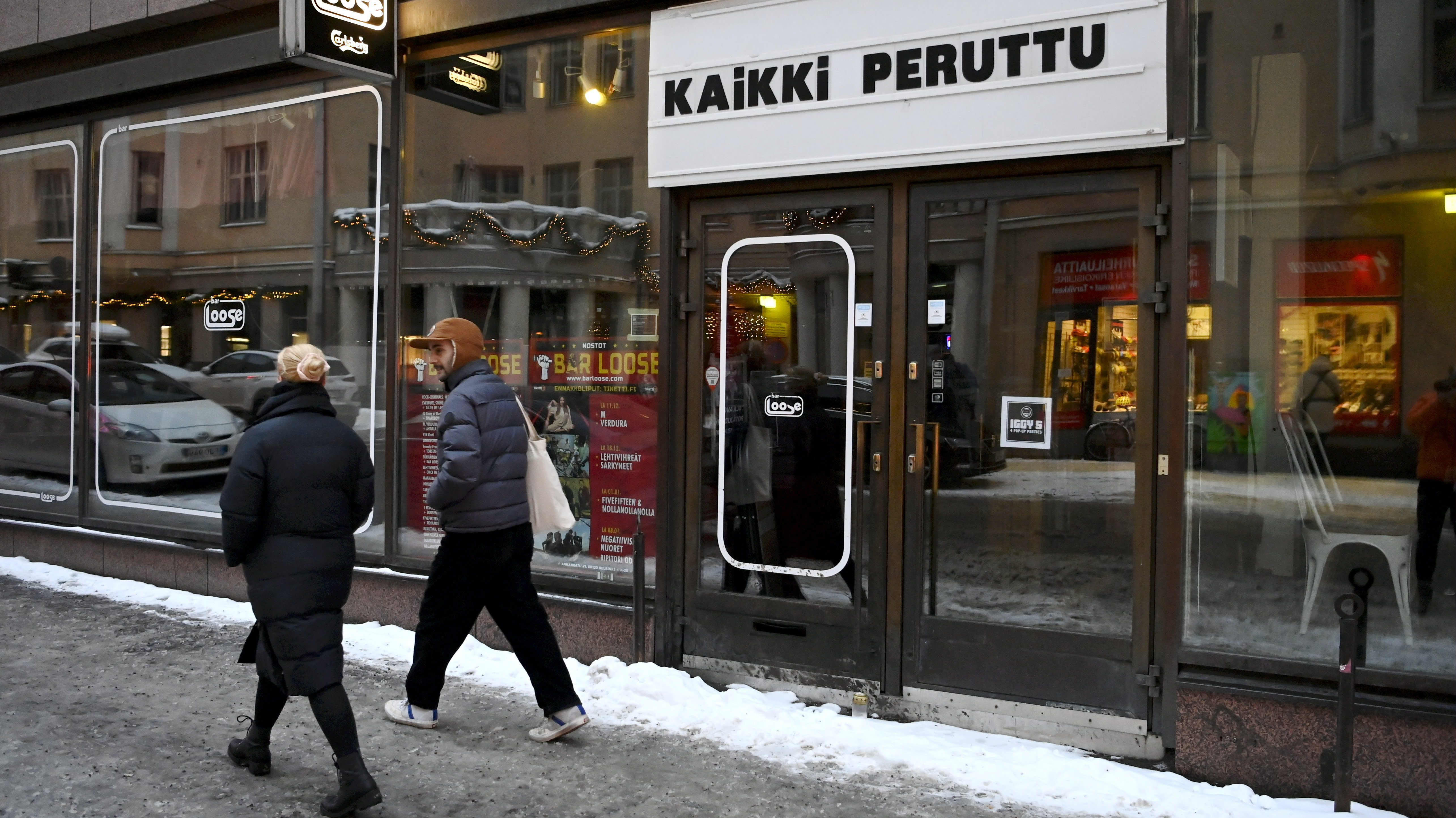 Ilmoitus "kaikki peruttu" ravintolan kyltissä Helsingin Annankadulla 12. tammikuuta 2022.