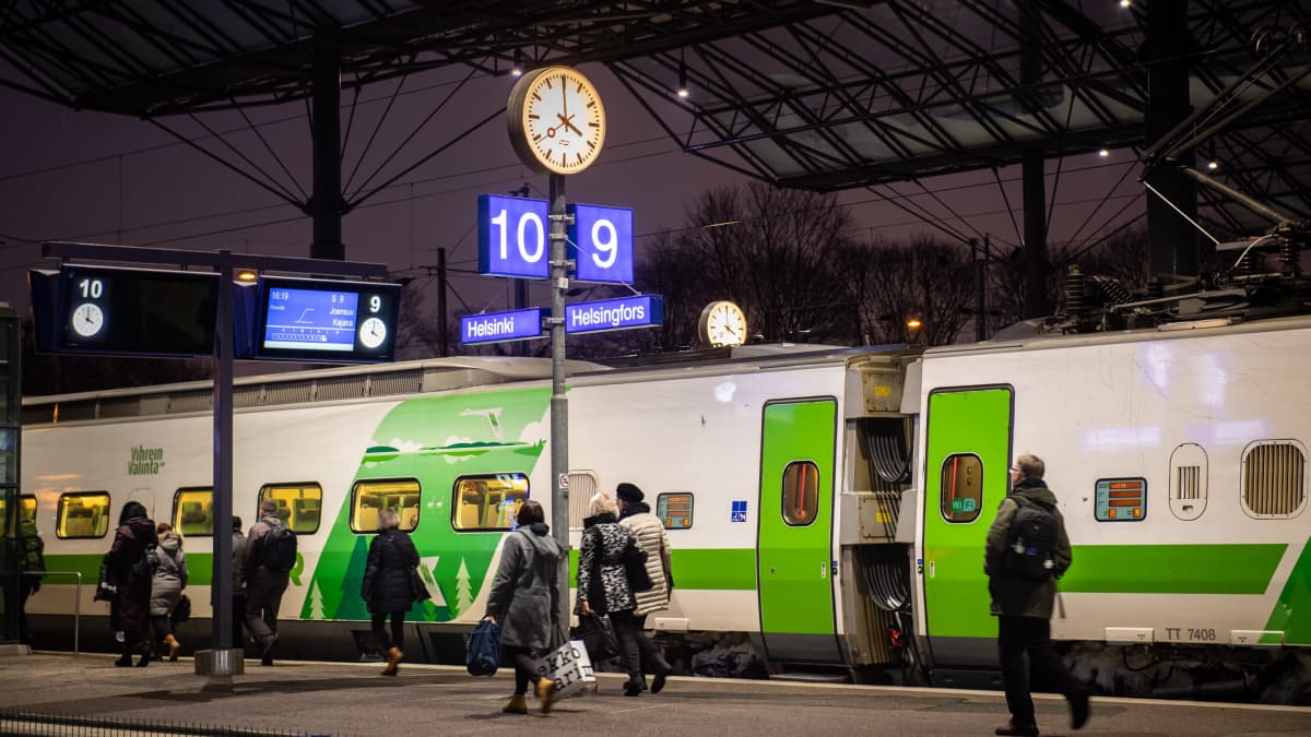 Juna Helsingin rautatieasemalla.