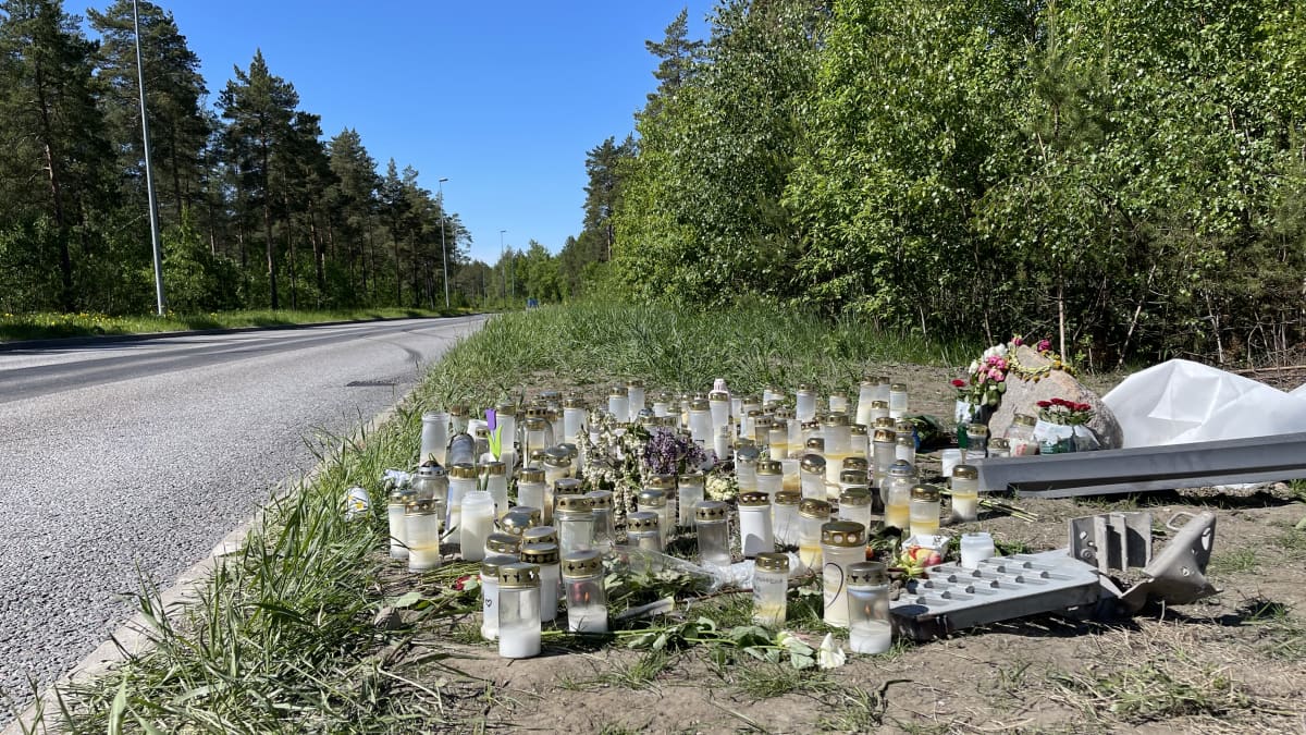 Kynttilöitä ja kukkia Turun Aerotien onnettomuuspaikalla. 