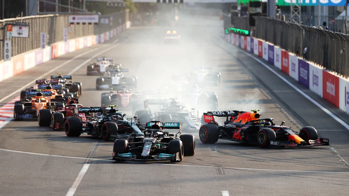 Lewis Hamilton tekee virheen Bakun katuradan ensimmäisessä mutkassa uusintalähdön jälkeen. Hamiltonin renkaat lukkiutuvat ja jarrutus menee pitkäksi.