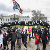 Mielenosoittajat vastustivat presidentti Donald Trumpin tukea putkihankkeelle Washingtonissa Valkoisen talon edustalla maaliskuussa 2017. 