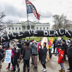 Mielenosoittajat vastustivat presidentti Donald Trumpin tukea putkihankkeelle Washingtonissa Valkoisen talon edustalla maaliskuussa 2017. 